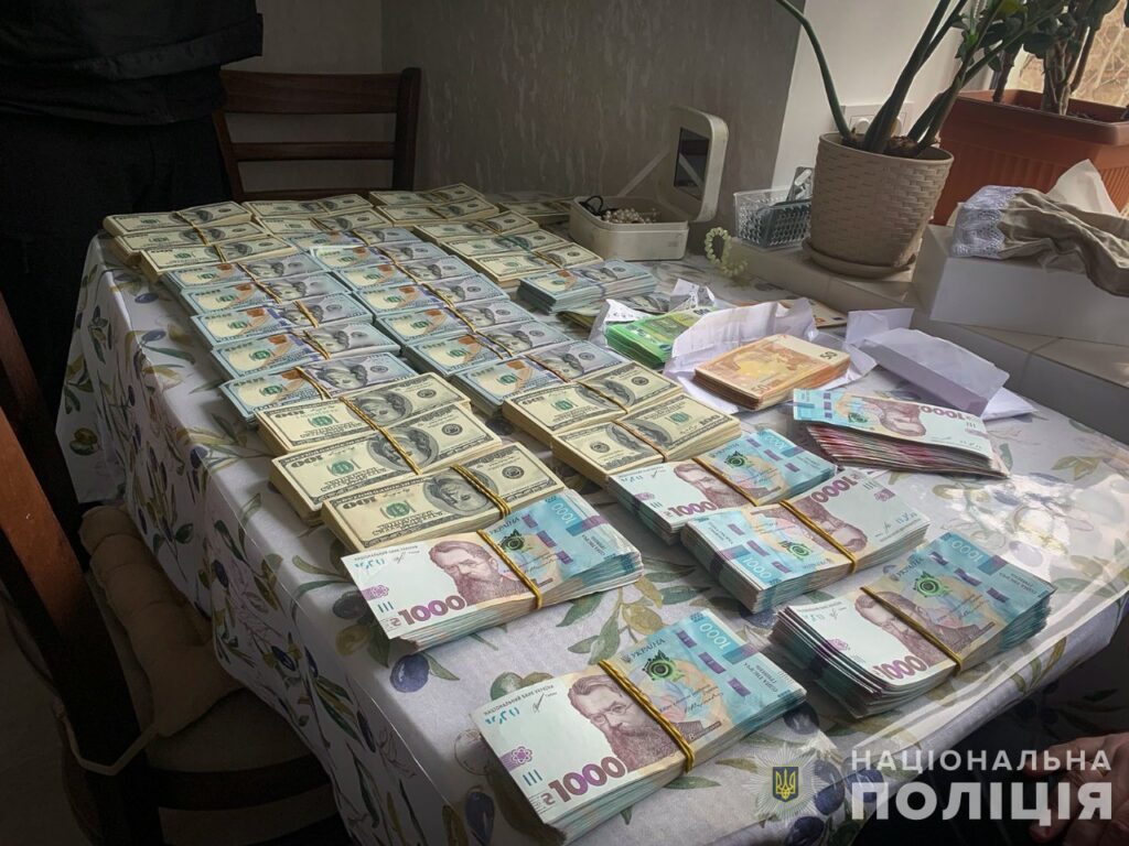 1,2 мільйони доларів вилучили у посадовців МСЕК у Запоріжжі (ФОТО)