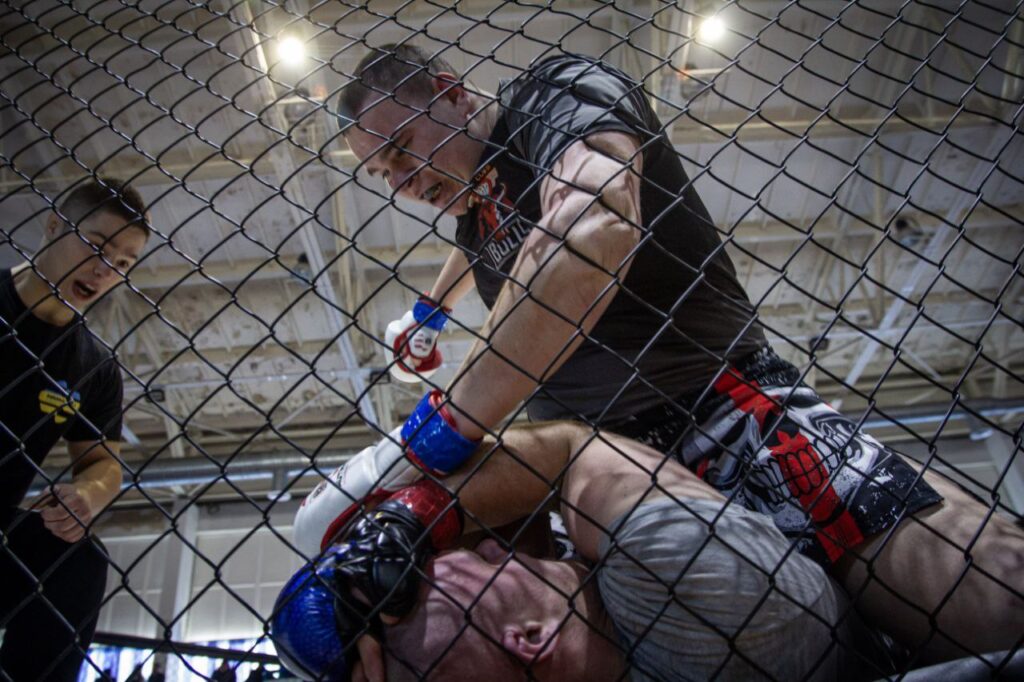 У Запоріжжі відбулися обласні змагання з ММА: моменти запеклих протистоянь (ФОТОРЕПОРТАЖ)