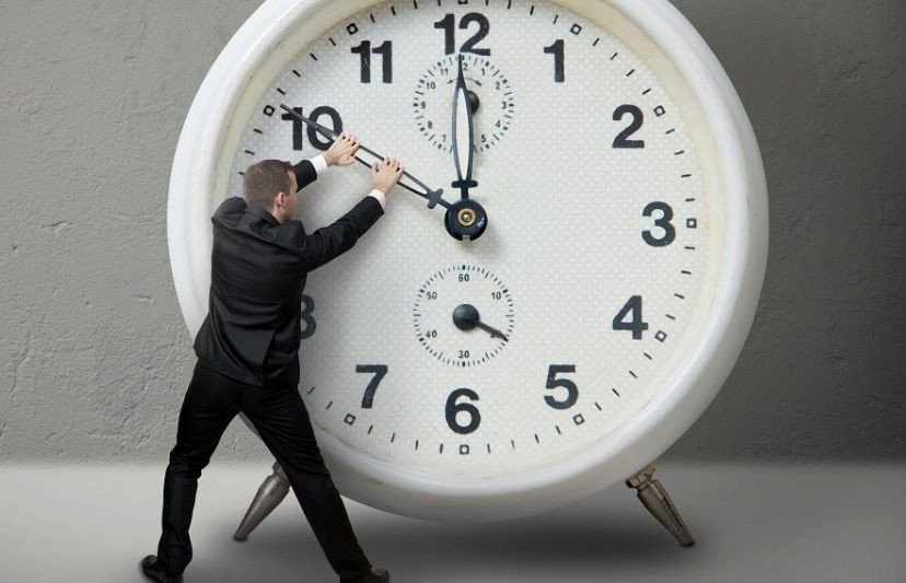 Уже на выходных Украина перейдет на летнее время: когда перевести часы