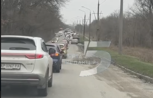 У мережі показали величезні затори через перекриту дамбу ДніпроГЕСу (ВІДЕО)