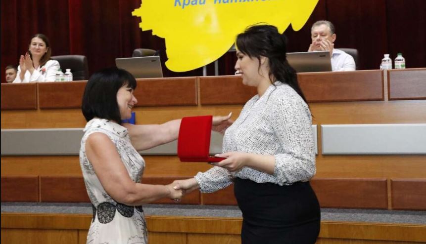 Зрадниця-«слуга народу» на Запоріжжі досі не позбавлена мандата і нагород (ФОТО)