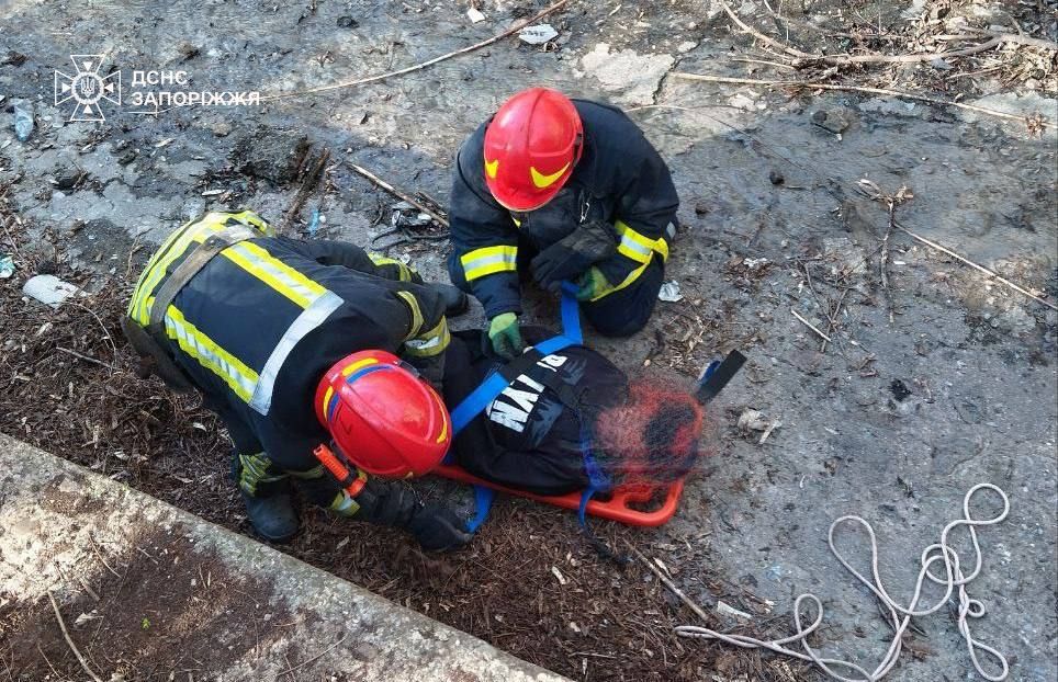 У Запоріжжі зі стічного колектора дістали пораненого чоловіка (ФОТО)