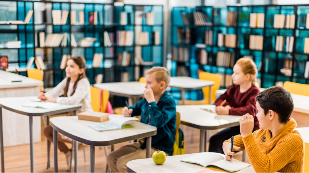 Детей из Запорожья могут отправлять в «бординговые школы»: что это значит