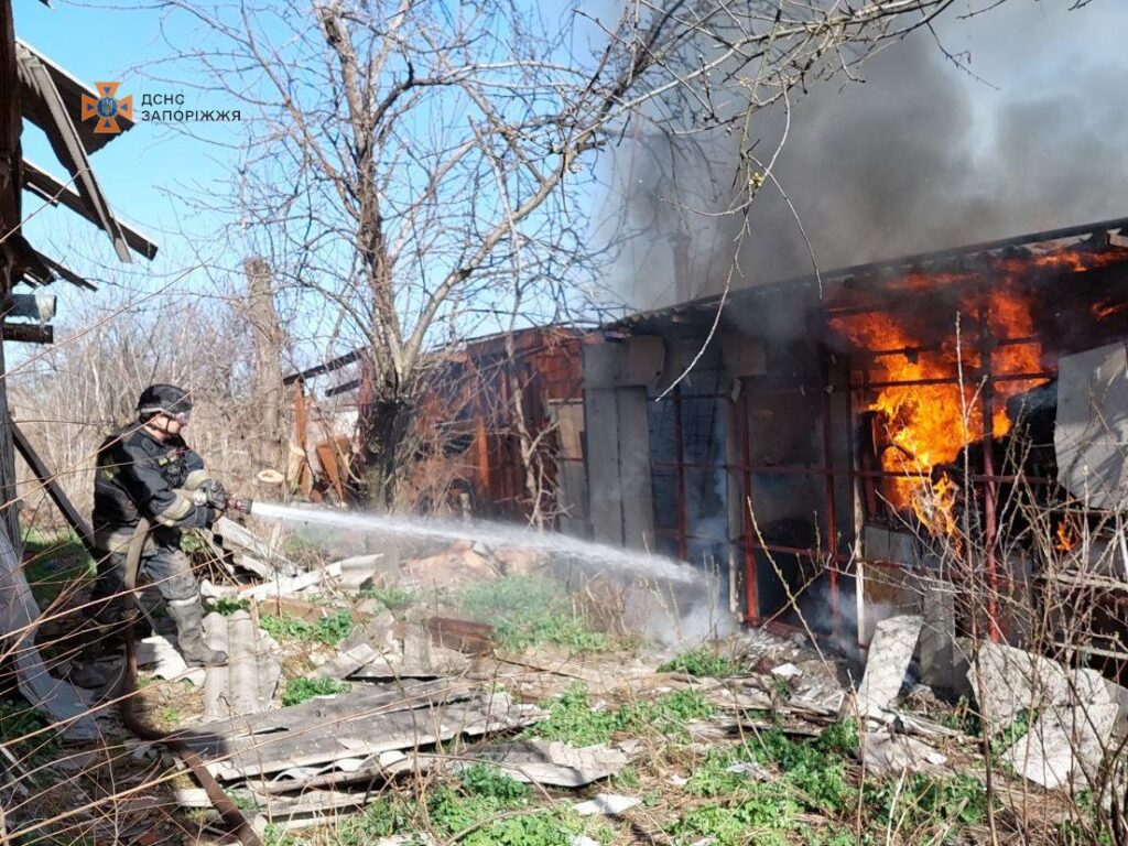 На Запоріжжі горіли два житлових будинки через обстріли (ФОТО)