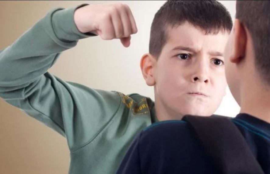 У Мелітополі син окупанта тримає в страху дітей