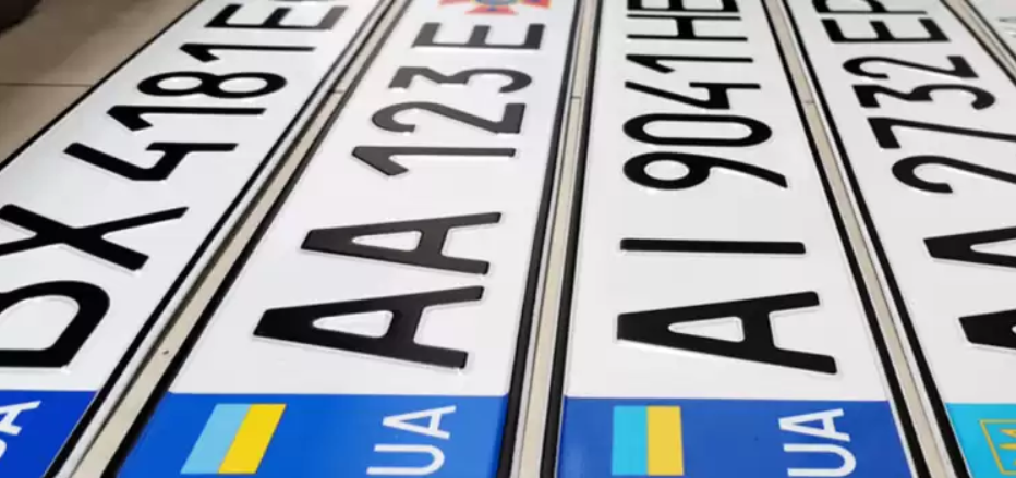 Водители снова могут заказать индивидуальные номерные знаки: как получить