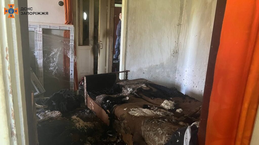 У Запоріжжі врятували двох чоловіків з палаючої квартири