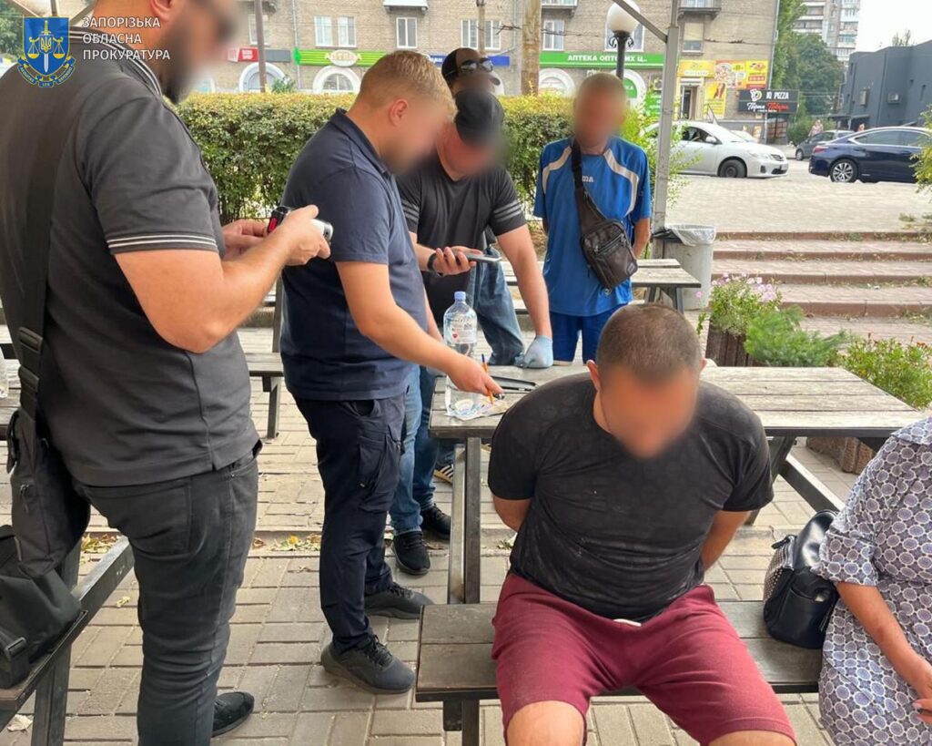 У Запоріжжі злочинці вивезли чоловіка у безлюдне місце й вибивали неіснуючий борг