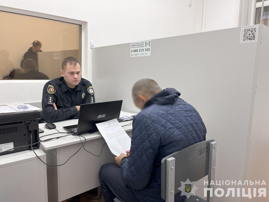 У Запоріжжі чоловік пограбував пенсіонерку біля банкомату