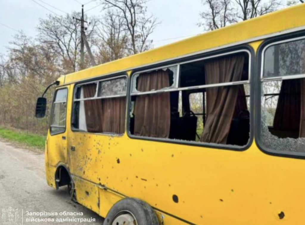 Росіяни вдарили FPV-дроном по автобусу з цивільними в Запорізькій області (ФОТО)