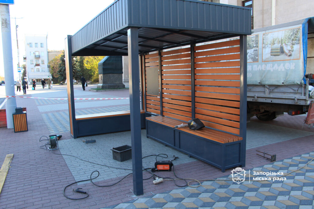 У Запоріжжі облаштовують нові зупинки: скільки витратили коштів з бюджету
