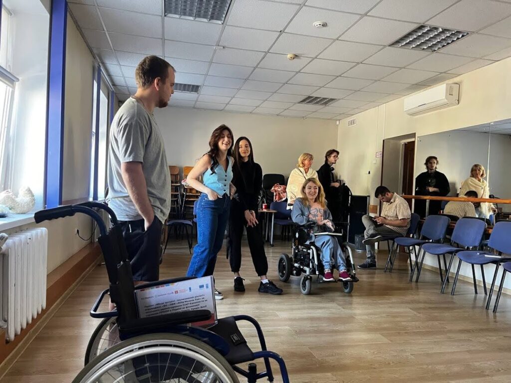 У Запоріжжі відбулася вистава від інклюзивного клубу “Рівні можливості”