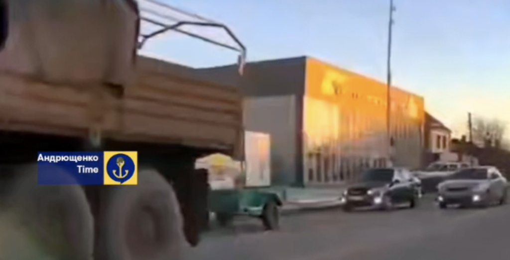 Вантажівками і автобусами: купанти перекидають живу силу через Запорізьку область (ВІДЕО)