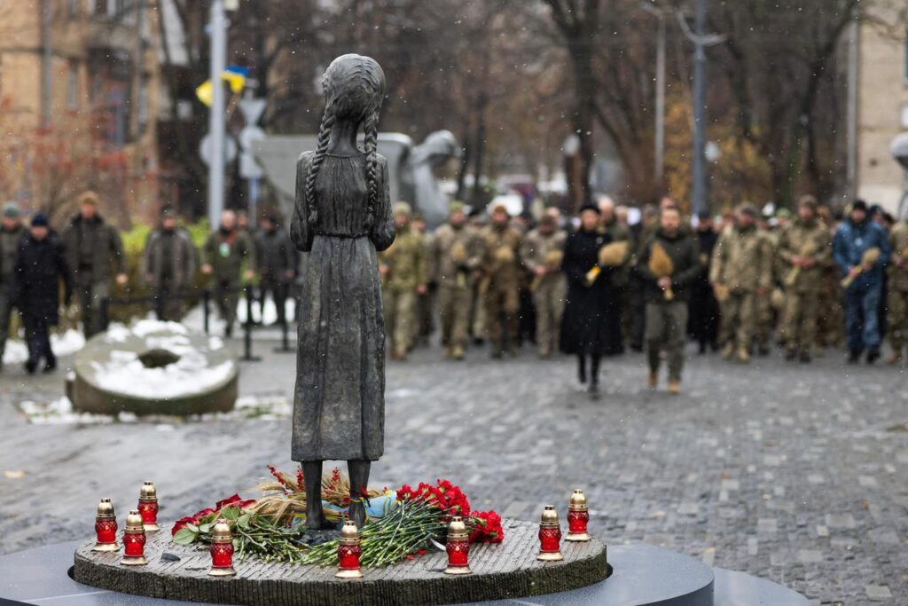 росія втрачає на полі бою людей у співвідношенні 5 проти 1 у нас, — Зеленський