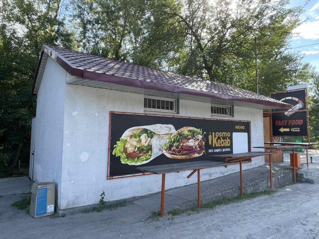 На виїзді з Запоріжжя в напрямку Оріхова виставлено на продаж кафе: як воно виглядає (ФОТО)