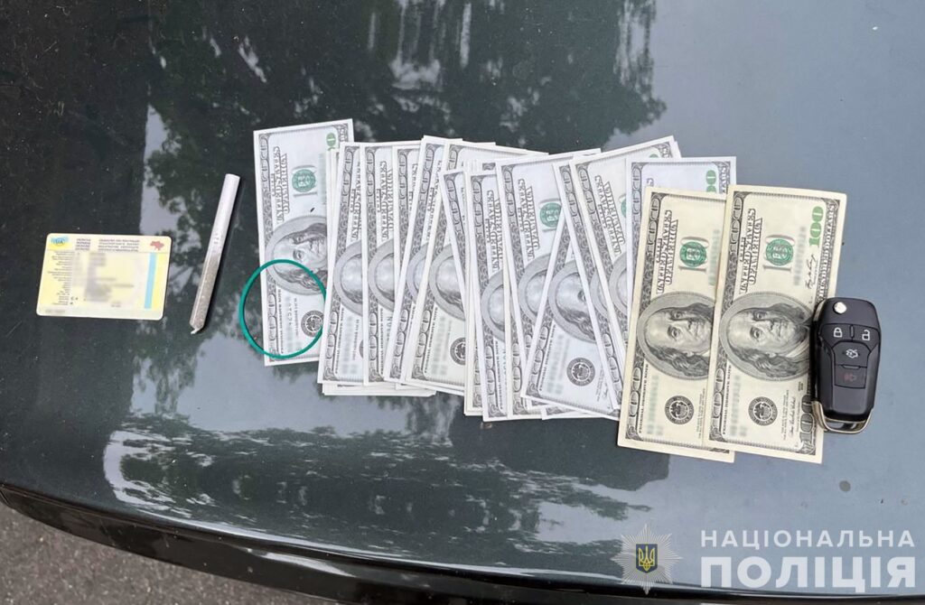 Тероризували підприємця, аби заволодіти його грошима: запорізькі поліцейські викрили групу вимагачів