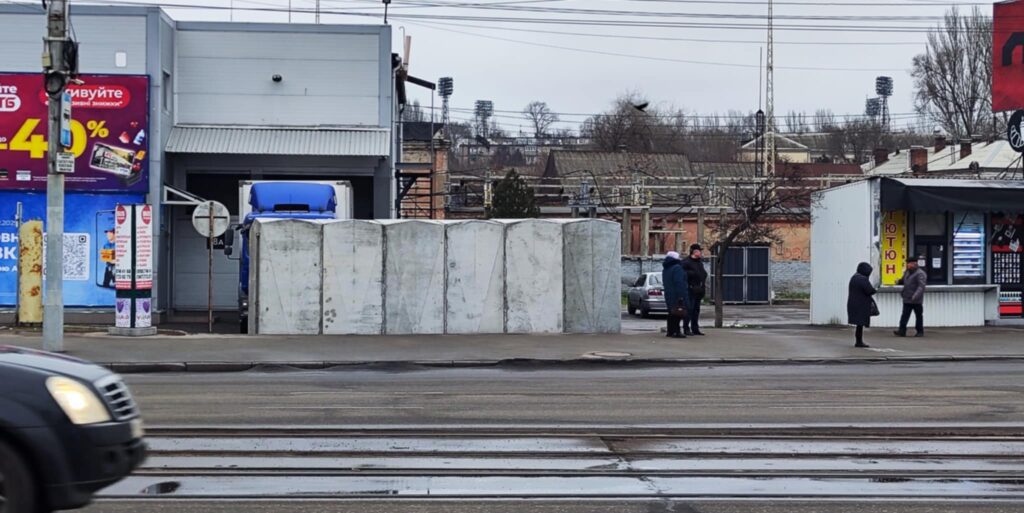 Як у Запоріжжі виглядає бетонне укриття на зупинці транспорту (ФОТО, ВІДЕО)