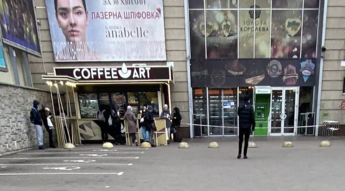 Із популярного ТЦ Запоріжжя терміново всіх евакуюють (ФОТО)