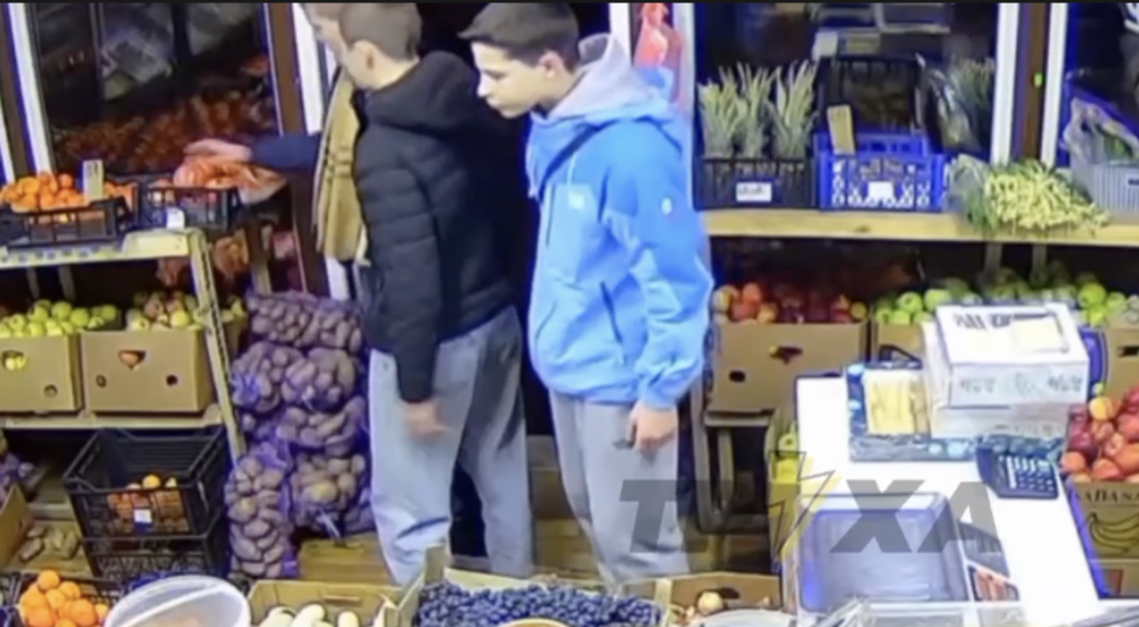 Підлітки вкрали фрукти та штовхнули продавчиню у Запоріжжі: все потрапило на камеру (ВІДЕО)