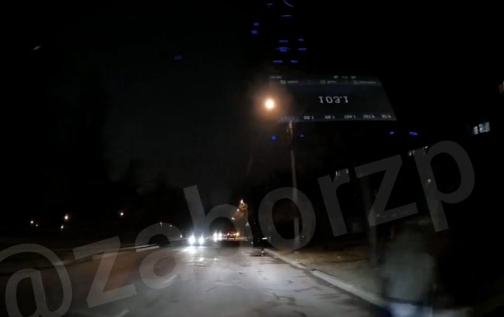 Секунда до аварії: як чоловік у темряві перебіг дорогу прямо перед авто (ВІДЕО)
