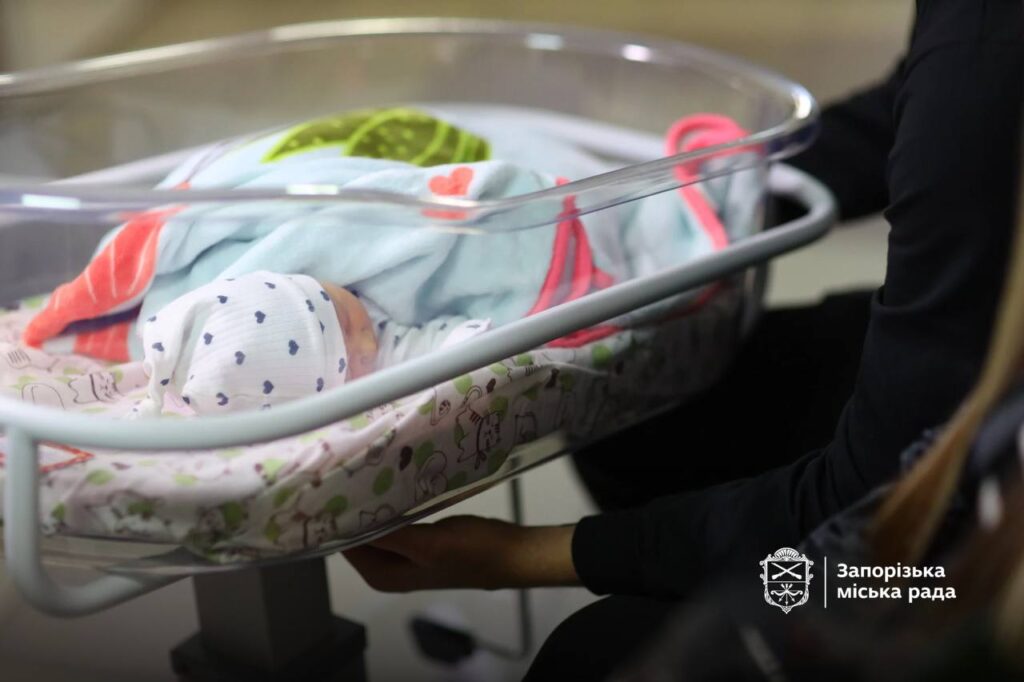 У Запоріжжі родини перших новонароджених у 2025 році отримали грошові сертифікати