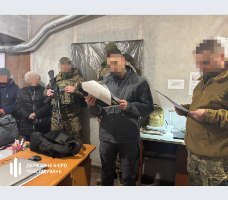 Схема з виплатами: екскомбриг ТРО та його дружина арештовані в Запоріжжі