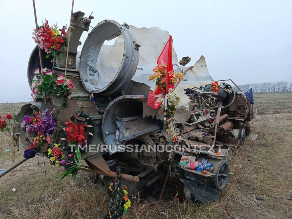 Росіяни на Запоріжжі зробили пам’ятник зі знищеного ЗРК С-300 (ФОТО, ВІДЕО)