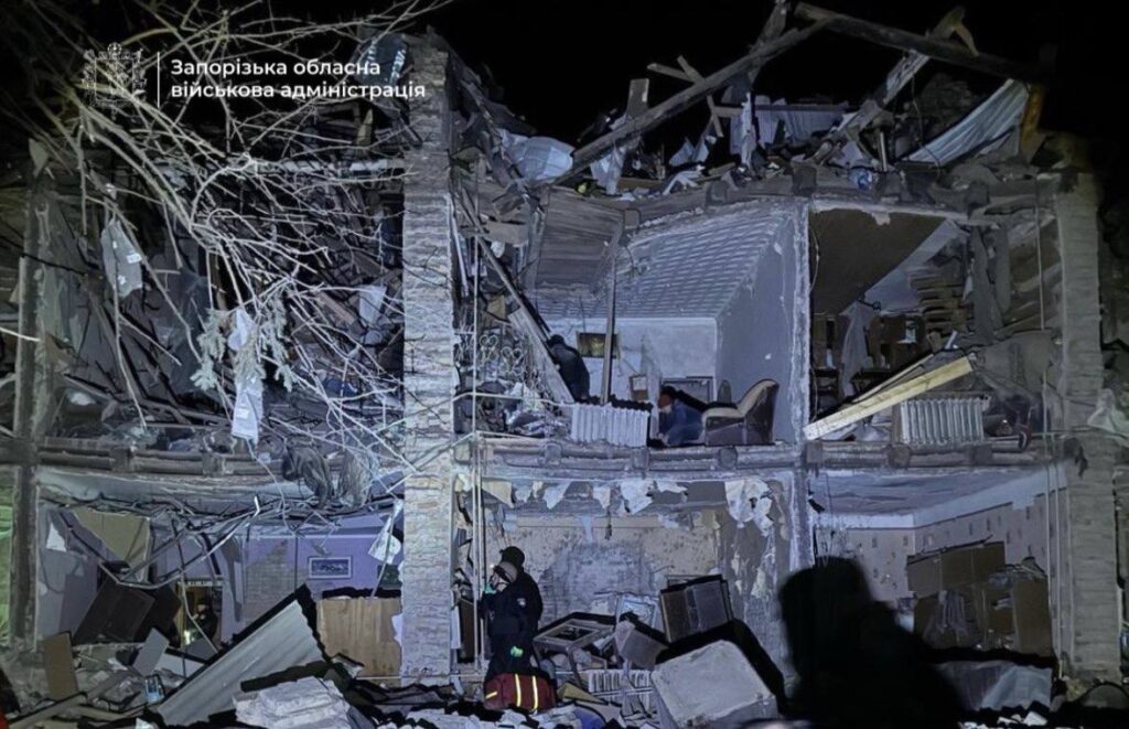 Наслідки нічного ракетного удару по Запоріжжю: зруйновано багатоквартирні будинки (ФОТО, ВІДЕО)