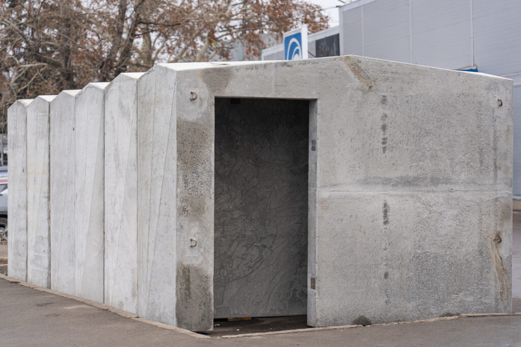 У Запоріжжі встановлено вже 4 бетонних укриття: де вони знаходяться